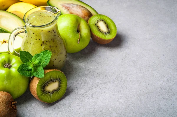 Friska gröna smoothie i flaska och ingredienser. Hälsosam mat, superfoods, detox, kost. Kiwi, äpple, spenat, avokado, banan och mynta. Vegetarisk mat — Stockfoto