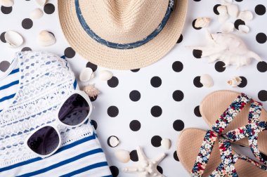Bayan aksesuarlar yaz: güneş gözlüğü, şapka, terlik, yaratıcı arka plan forması. Tatil ve seyahat kavramı üst görüntüleme