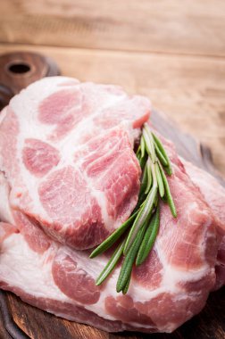 Çiğ et. Kesme tahtası üzerinde rosemary ile domuz eti biftek 