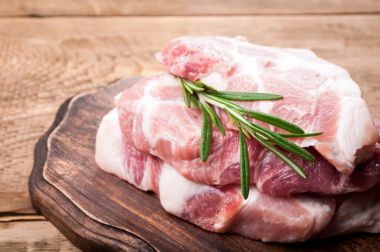 Çiğ et otlar ile. Kesme tahtası üzerinde rosemary ile domuz eti biftek 