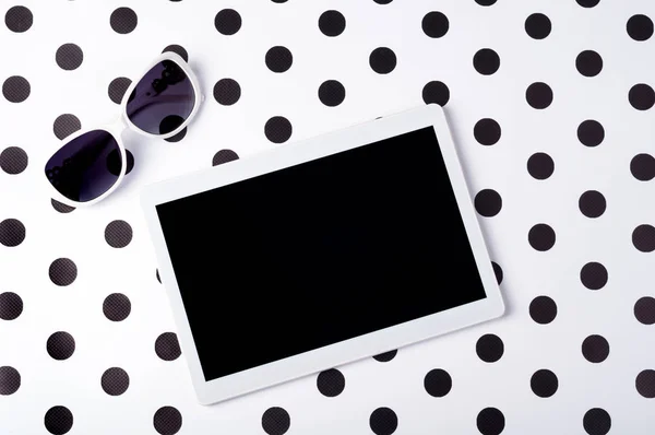 Stylized female desk with tablet, sunglasses on creative background top view flat lay. Workplace freelance — Stock Photo, Image
