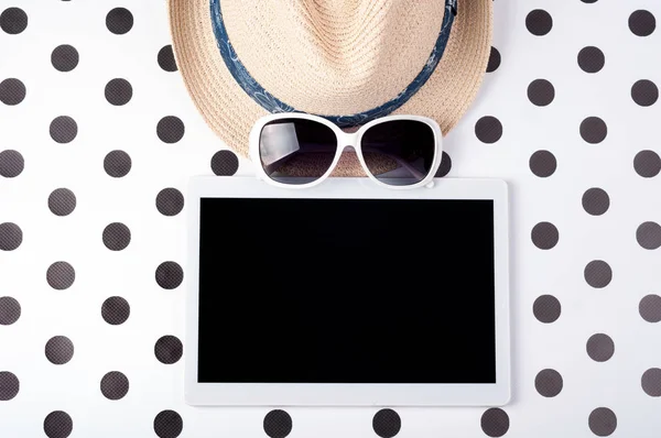 Accesorios para mujer de verano: gafas de sol, sombrero y tablet sobre fondo creativo. Escritorio o lugar de trabajo femenino. Vacaciones, viajes y freelance — Foto de Stock