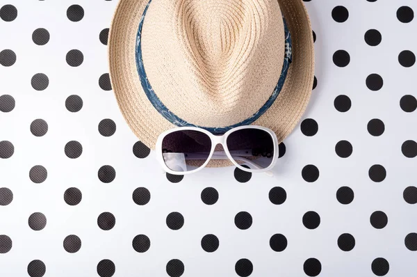 Playa de paja sombrero de mujer gafas de sol vista superior sobre fondo creativo — Foto de Stock