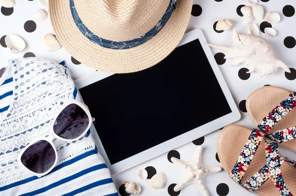 Accesorios para mujer de verano: gafas de sol, sombrero, sandalias, camisa y tablet sobre fondo creativo. Vacaciones, viajes y freelance — Foto de Stock