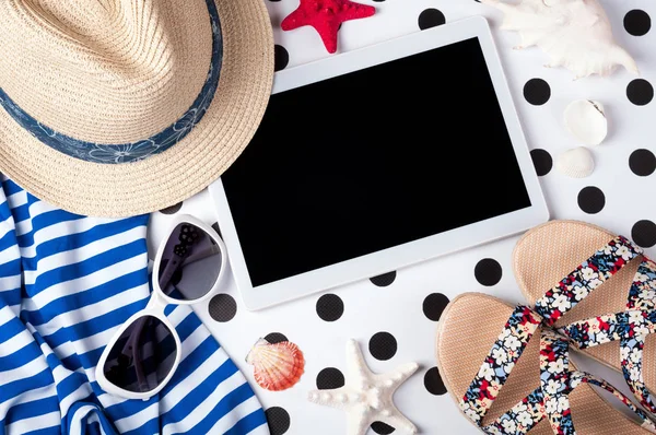 Acessórios femininos de verão: óculos de sol, chapéu, sandálias, camisa e tablet em fundo criativo. Férias, viagens e freelance — Fotografia de Stock