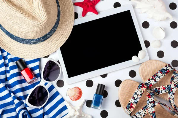 夏季女性饰品： 太阳镜、 帽子、 化妆品、 凉鞋、 衬衫和平板电脑上的创作背景。假期，旅行和自由职业者 — 图库照片