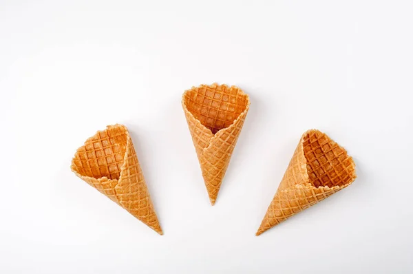 Cones de gelado em branco. cones de pastelaria para sobremesa de verão — Fotografia de Stock