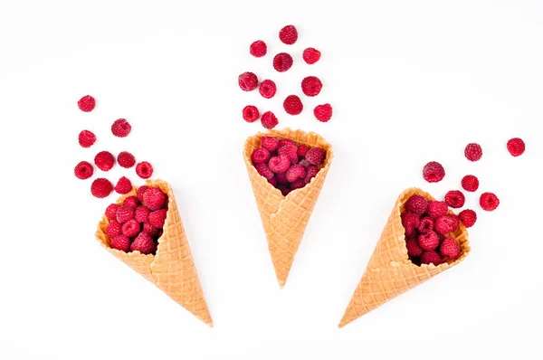 Conos de helado con frambuesas en blanco. Concepto de alimentación saludable y dieta. Postre de bayas — Foto de Stock