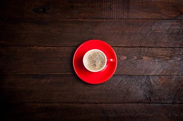 Tazza da caffè su tavolo di legno scuro. Espresso in tazza rossa. Copia spazio — Foto Stock