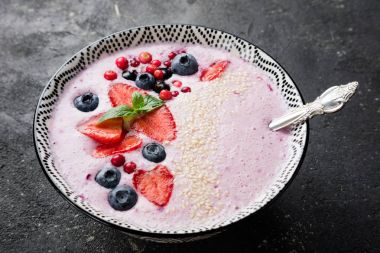 Çilek, çilek, yaban mersini, kızılcık, kuş üzümü ile smoothies kase. Pembe yüzlü. Sağlıklı yemek diyet