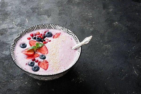 스무디는 딸기, 딸기, 블루베리, 크랜베리, 건포도와 그릇. 핑크 스무디입니다. 건강 식품과 다이어트 개념 — 스톡 사진