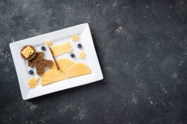 Komik ekmek peynir ve çilek çocuklar kahvaltı ve öğle yemeği için. Çocuk kahvaltı ile yaratıcı sandviç Üstten Görünüm