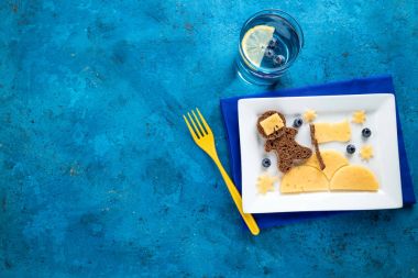 Komik ekmek peynir ve çilek çocuklar kahvaltı ve öğle yemeği için. Çocuk kahvaltı ile yaratıcı sandviç Üstten Görünüm