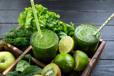 Sağlıklı yeşil smoothie maddeler meyve sebze ile