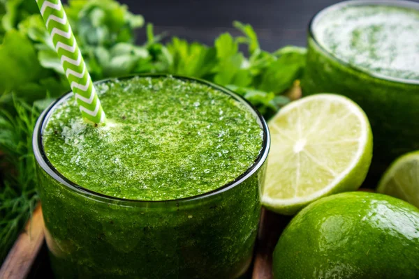 Smoothie verde com ingredientes frutas e legumes — Fotografia de Stock