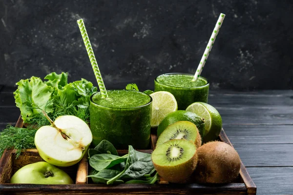 Smoothie verde saludable con ingredientes frutas y verduras — Foto de Stock