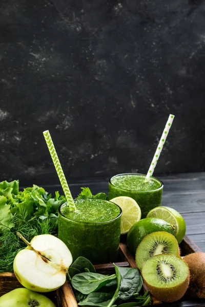 Smoothie verde saudável com ingredientes frutas e legumes. Espaço de cópia — Fotografia de Stock