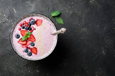 Çilek, çilek, yaban mersini, kızılcık, kuş üzümü ile smoothies kase. Pembe yüzlü. Sağlıklı yemek ve kavram diyet. Üstten Görünüm