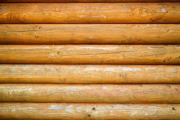 Timmerstuga eller lada barkat vägg texturerat bakgrund. Väggen i ett timmerhus — Stockfoto