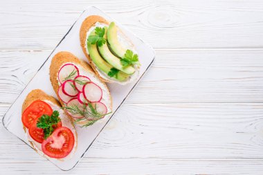 Krem peynir, sebze ve avokado ile Mini sandviç. Sandviç beyaz arka plan, üstten görünüm üzerinde çeşitli. Düz yatıyordu
