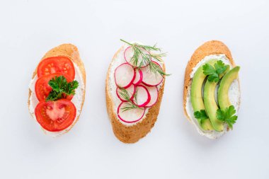 Krem peynir, sebze ve avokado ile Mini sandviç. Sandviç beyaz arka plan, üstten görünüm üzerinde çeşitli. Düz yatıyordu