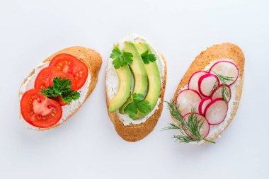 Krem peynir, sebze ve avokado ile Mini sandviç. Sandviç beyaz arka plan, üstten görünüm üzerinde çeşitli