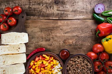 Meksika yemek sebze ve et ile. Madde tacos al papazı ahşap arka plan üzerinde yemek pişirmek için. Üstten Görünüm