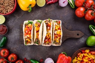 Meksika yemek sebze ve et ile. Madde tacos al papazı beton zemin üzerine yemek pişirmek için