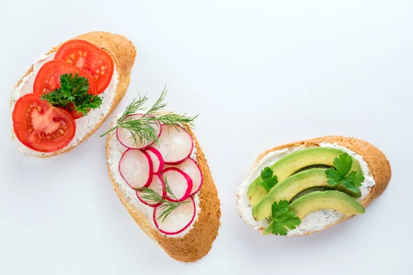 Krem peynir, sebze ve avokado ile Mini sandviç. Sandviç beyaz arka plan, üstten görünüm üzerinde çeşitli. Düz yatıyordu