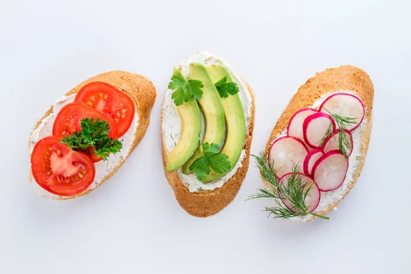 Krem peynir, sebze ve avokado ile Mini sandviç. Sandviç beyaz arka plan, üstten görünüm üzerinde çeşitli