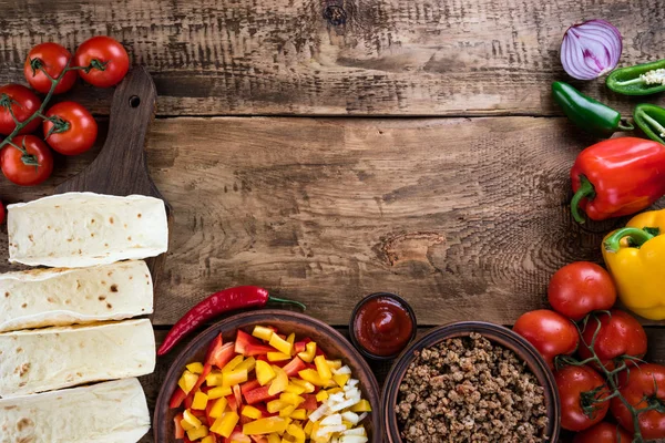 Meksika yemek sebze ve et ile. Madde tacos al papazı ahşap arka plan üzerinde yemek pişirmek için. Üstten Görünüm
