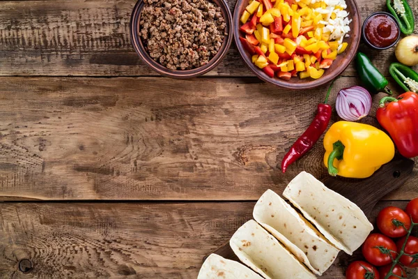 Taco messicano con verdure e carne. Ingrediente per cucinare tacos al pastore su sfondo di legno. Vista dall'alto — Foto Stock