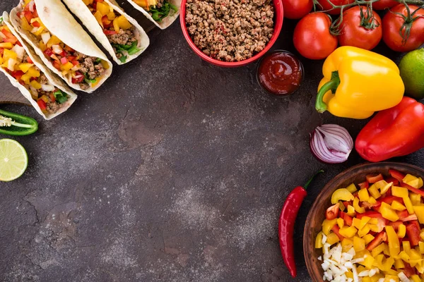 Meksika yemek sebze ve et ile. Madde tacos al papazı beton zemin üzerine yemek pişirmek için. Kopya alanı
