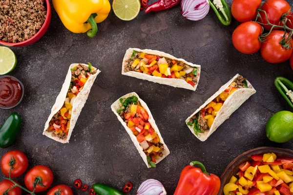 Meksika yemek sebze ve et ile. Madde tacos al papazı beton zemin üzerine yemek pişirmek için