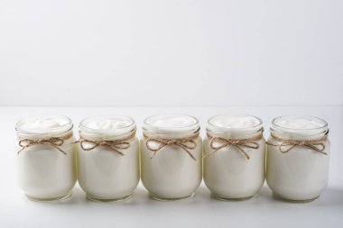 Cam kavanoza yoğurt. Süt ve süt ürünleri. Ev yapımı Yunan yoğurt. Sağlıklı gıda, beslenme kavramı