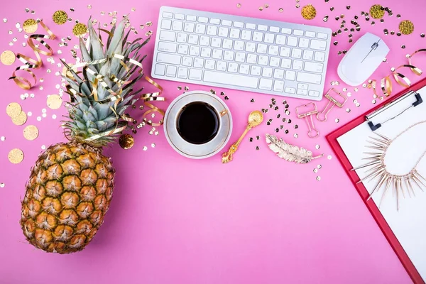 Platt lekmanna fashion feminina hemmakontor arbetsyta. Festlig kvinnliga bakgrund. Ananas, kaffekopp, gyllene konfetti och smycken — Stockfoto