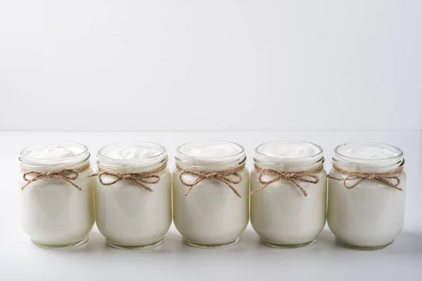 Yogur en frasco de vidrio. Productos lácteos. Yogur griego casero. Comida saludable, concepto de dieta —  Fotos de Stock