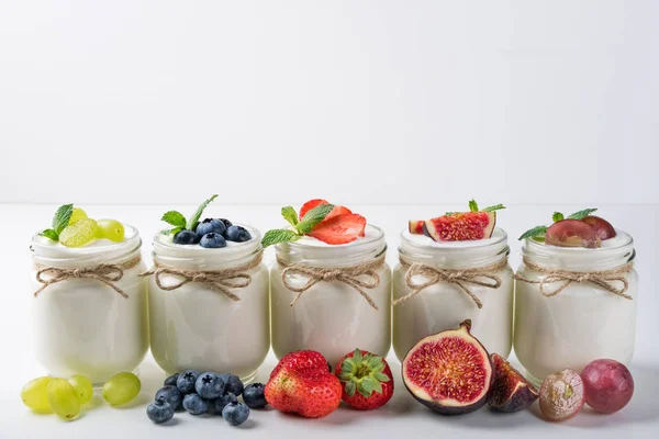 Yaourt frais avec des baies dans des bocaux en verre. Aliments sains, régime alimentaire et petit déjeuner. Produits laitiers — Photo