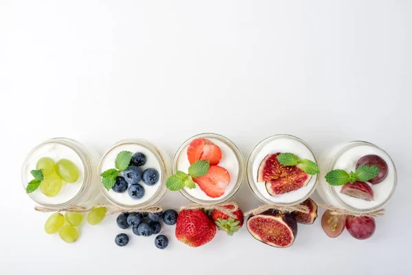 Yogurt fresco. Colazione con yogurt con frutta e bacche. Concetto di cibo sano. Vista dall'alto — Foto Stock