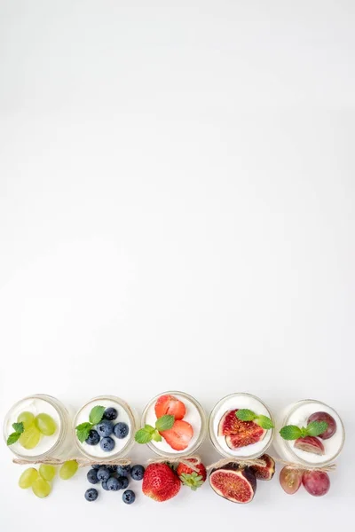 Frischer Joghurt mit Beeren im Glas. gesunde Ernährung, Ernährung und Frühstück. Milchprodukte — Stockfoto