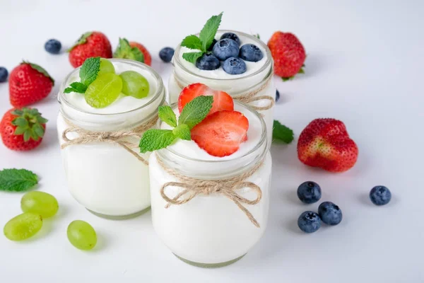 Taze yoğurt. Meyve ve çilek ile yoğurt ile Servis Kahvaltı. Sağlıklı gıda — Stok fotoğraf