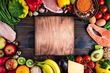 Sağlıklı gıda seçimi. Taze organik sebze, meyve, et ve balık. Sağlıklı beslenme ve yemek planı kavramı