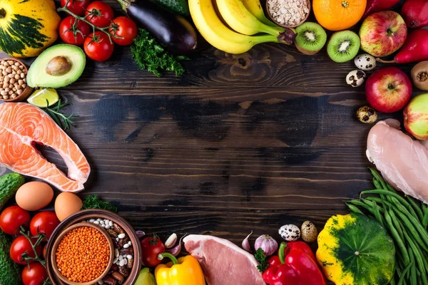 Wybór zdrowej żywności. Świeżych organicznych warzyw, owoców, mięsa i ryb. Zdrowe odżywianie i zdrowy tryb życia koncepcja. Widok z góry — Zdjęcie stockowe