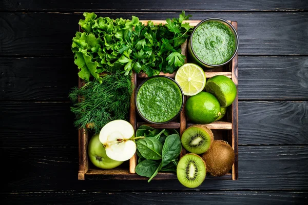 Grüner Smoothie auf dunklem Holzgrund. gesunder Smoothie-Cocktail. grünes Gemüse und Obst. Konzept für gesunde Ernährung und Ernährung — Stockfoto