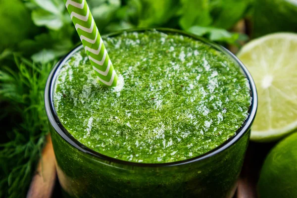 Batido verde con verduras, frutas y hierbas. Cóctel de batido saludable. Bebida saludable y concepto de dieta — Foto de Stock