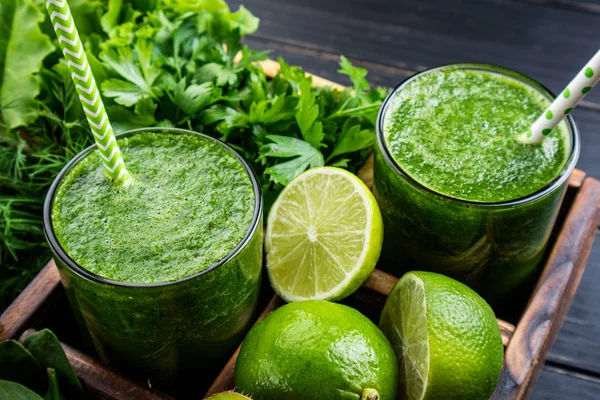 Yeşil sebzeler, meyveler ve otlar ile güler yüzlü. Ispanak, limon, kivi ve otlar ile sağlıklı güler yüzlü. Sağlıklı içecek ve diyet kavramı