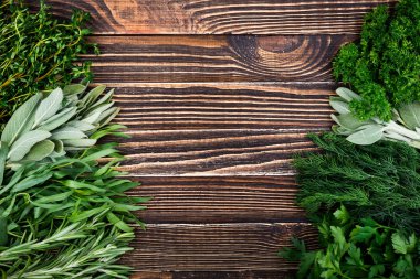 Taze ot ve baharat eski ahşap masa üzerinde bahçesinden. Sağlıklı yemek ve pişirme kavramı