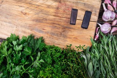 Taze ot ve baharat eski ahşap masa üzerinde kesme tahtası üzerinde. Sağlıklı yemek ve pişirme kavramı. Bahçe otlar