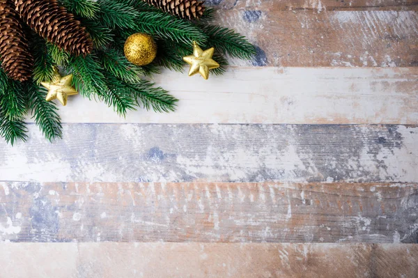 Kerstmis achtergrond met kerstboom, sierlijke, versieringen en dennenappels. Bovenaanzicht — Stockfoto