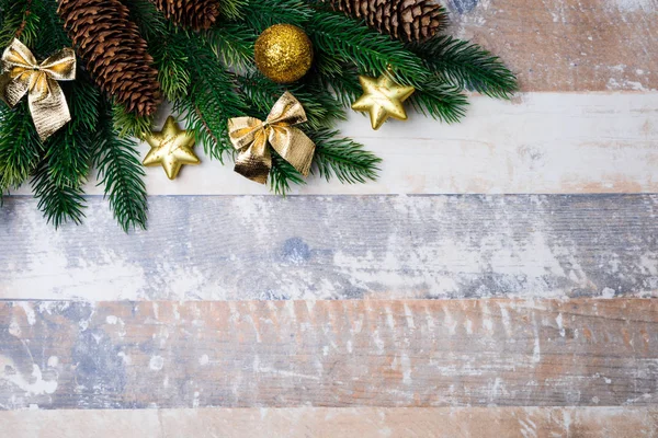 Sfondo natalizio con albero di Natale, decorazioni e pigne. Vista dall'alto — Foto Stock